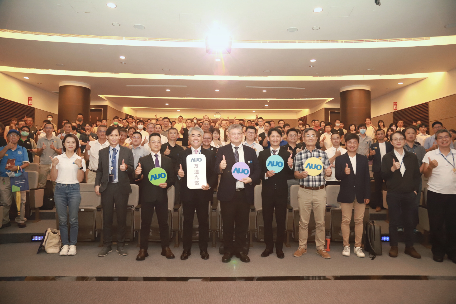 友達光電邀請領域專家共研再生能源發展、電力需求及建築物減碳等議題進行交流，盼共擘綠色永續生態圈的嶄新契機