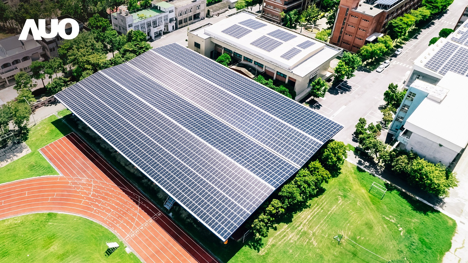 友達SunSteel光電整合型浪板具備快速安裝、輕量化優勢，可提升15%發電效能，通過國際IEC與國內VPC認證安全、防漏、耐候標準