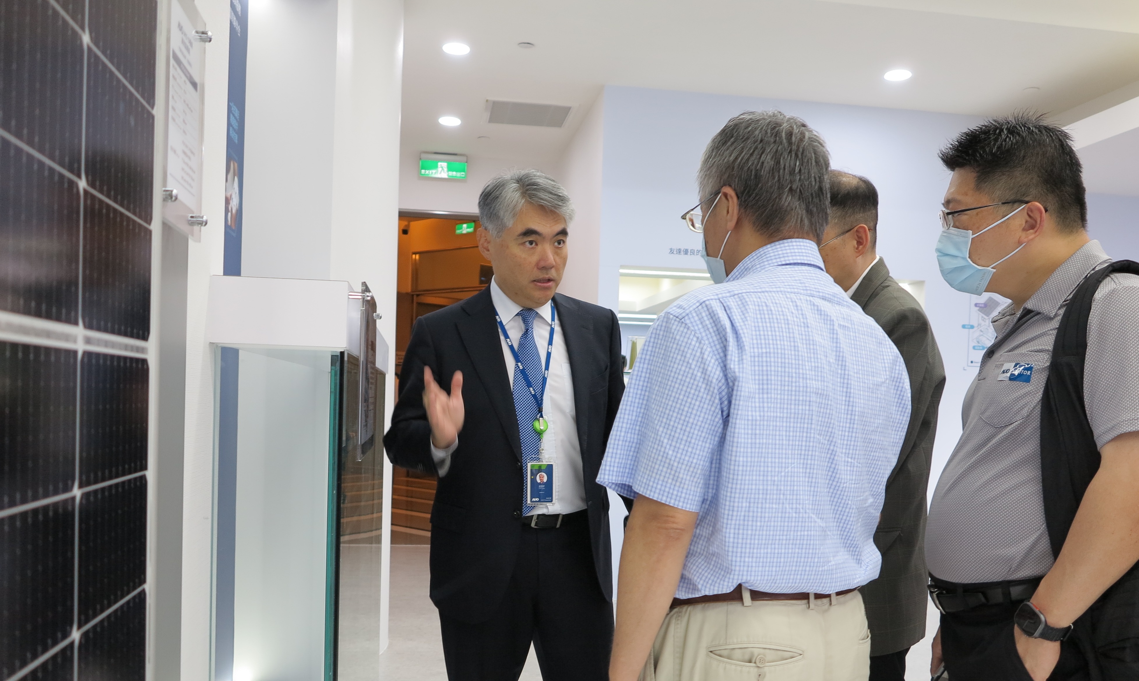 友達光電能源事業群總經理林恬宇分享友達落實太陽能建築一體化目標，協助企業邁向能源轉型的高效能低碳解方。