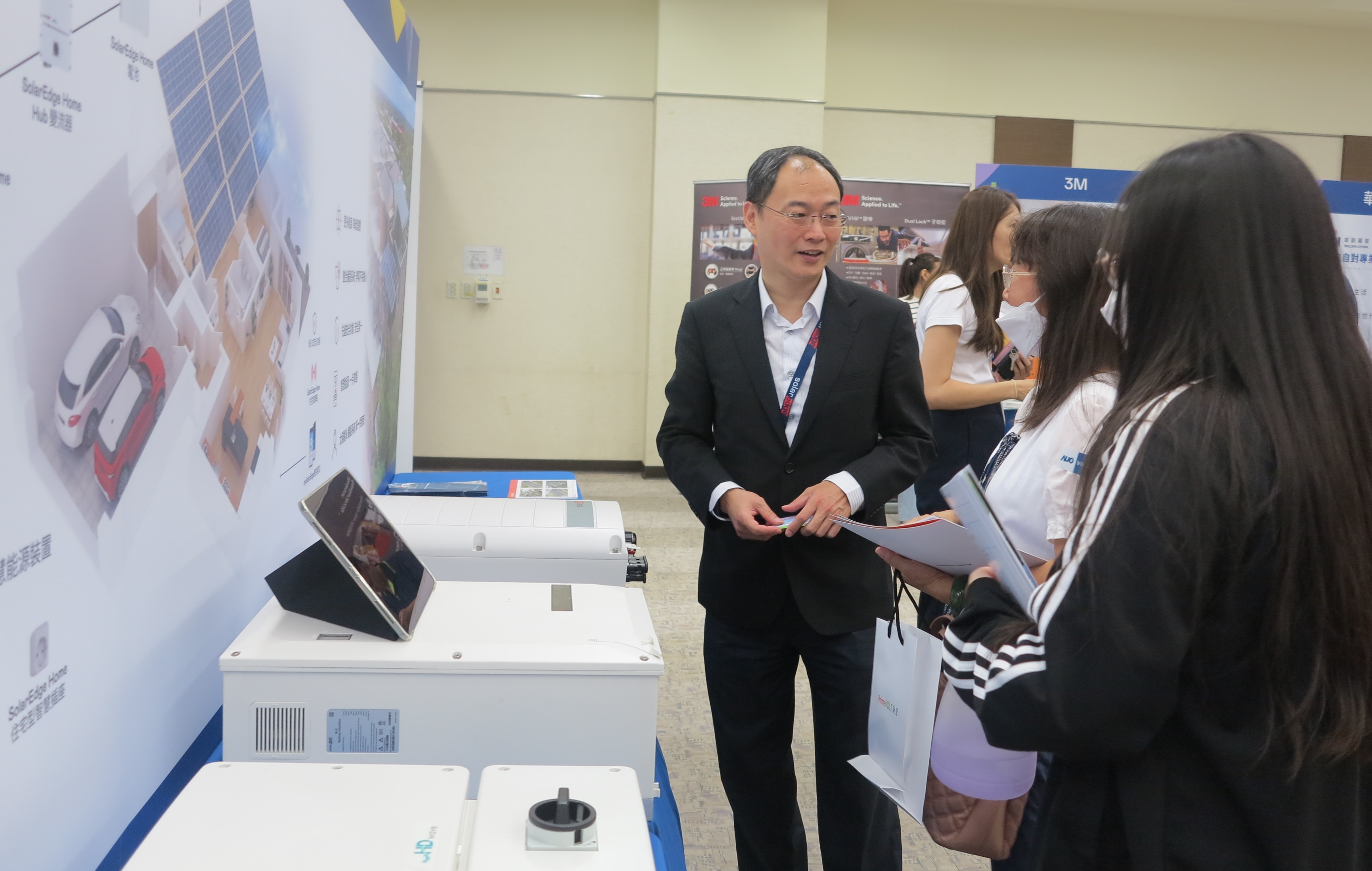 透過研討會產學界緊密交流與分享，提升參與人員借鏡及加深低碳概念，提升綠色能源產業之韌性。