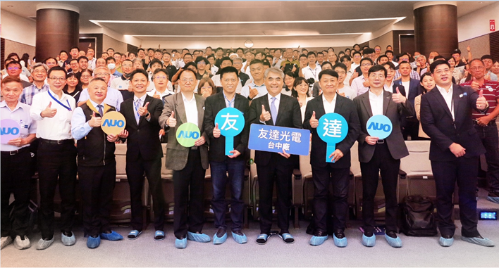 友達以太陽能解決方案領航者，跨足建築領域，4日在台中廠區舉辦「光電建築一體化研討會」，邀請產業先驅共同推動綠化，打造新一代智慧綠建築。